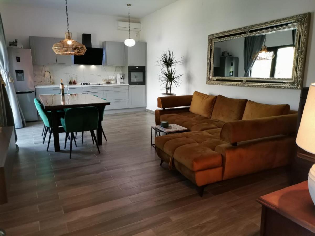 Seaview Apartments, Ventura