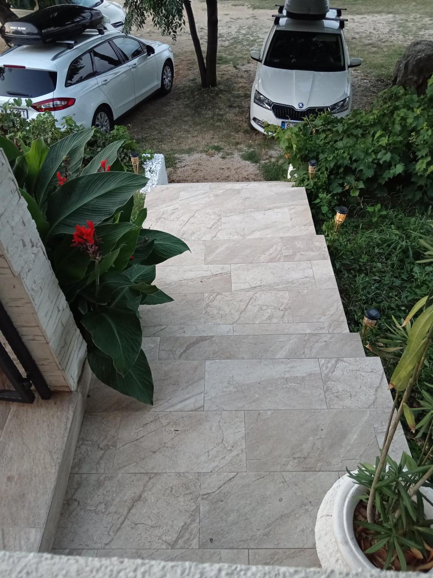 Seaview Apartments, Ventura Nin
