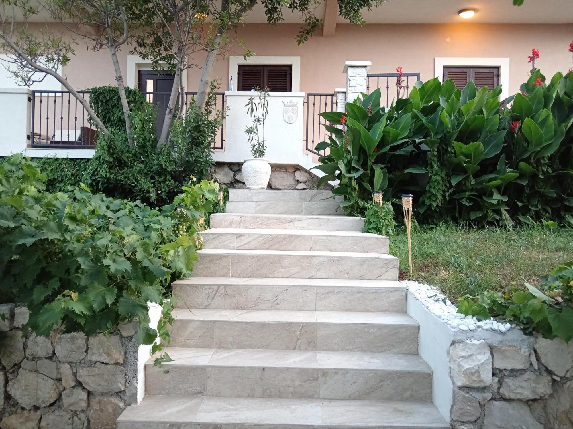 Seaview Apartments, Ventura Apartment Nin