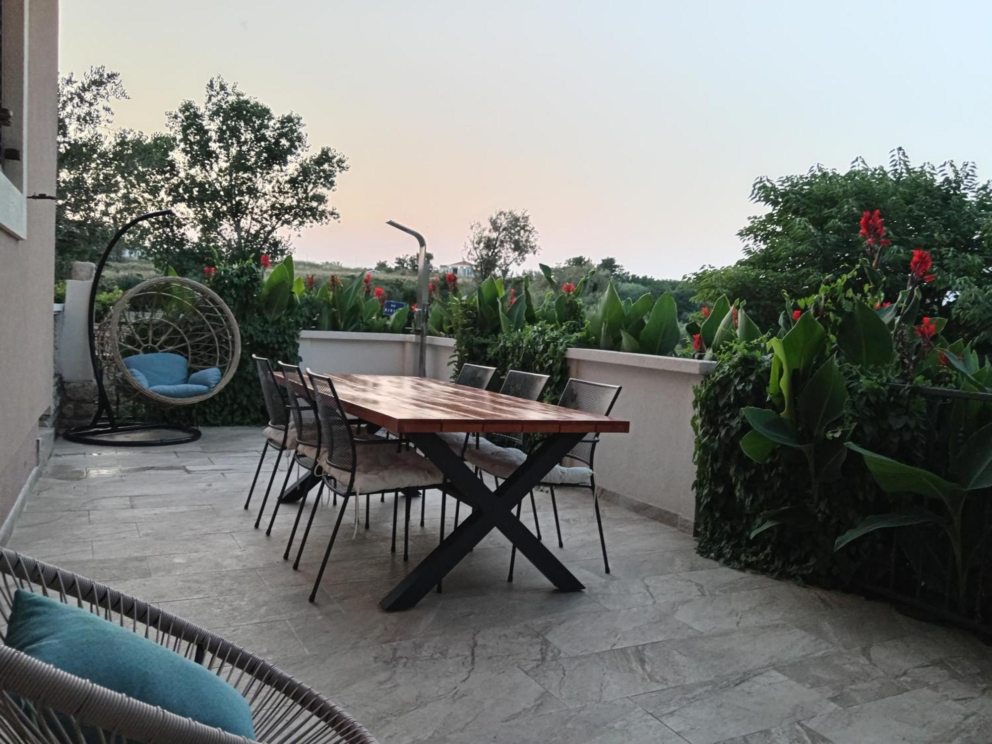 Seaview Apartments, Ventura Nin