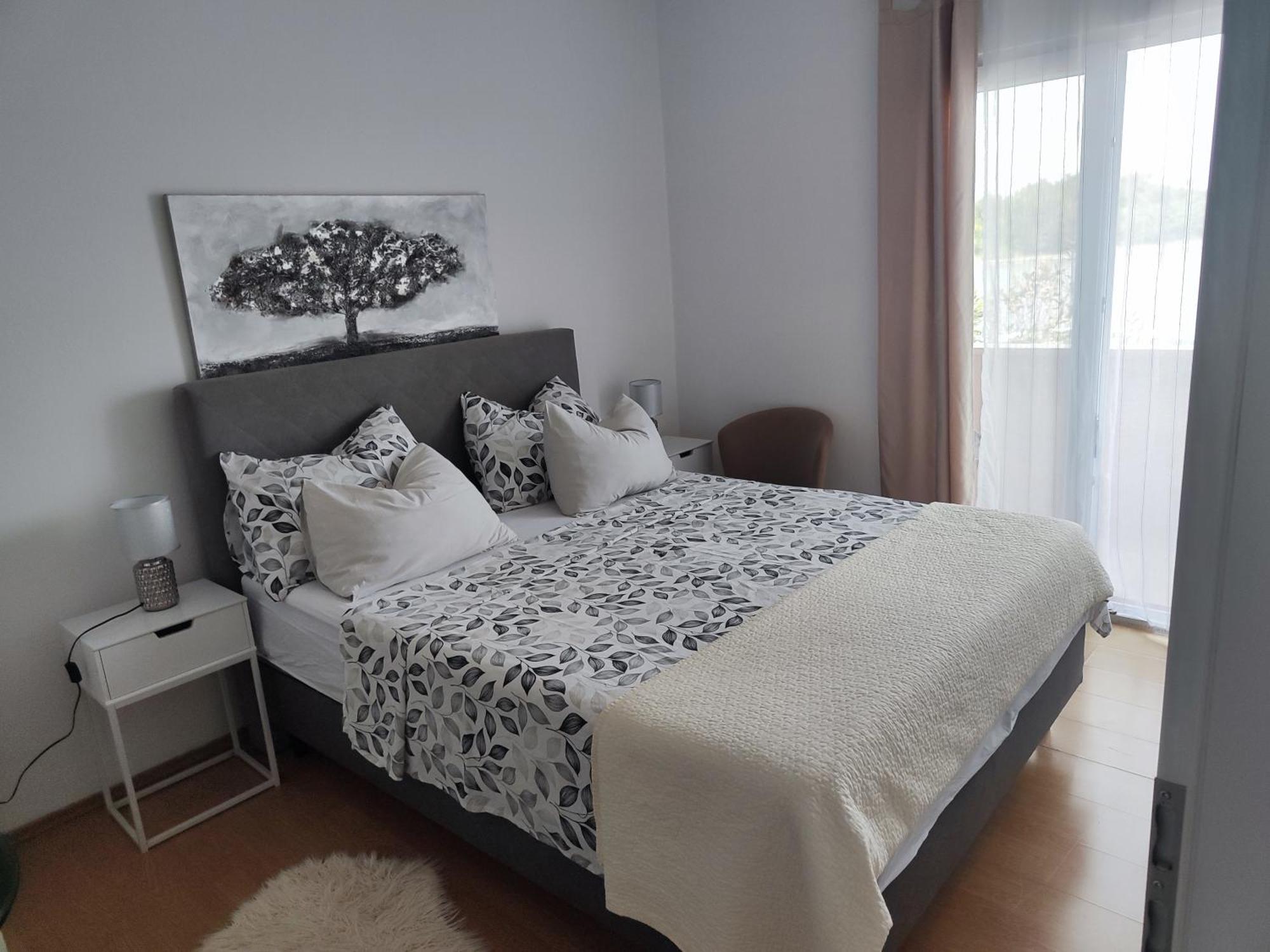 Seaview Apartments, Ventura Nin
