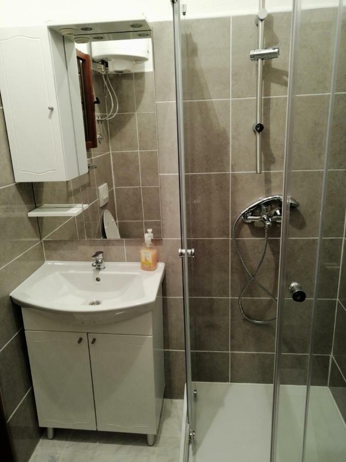 Seaview Apartments, Ventura Apartment *